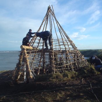 Volunteers during the reconstruction of the Mesolithic hut.