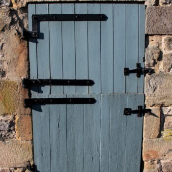 Detailed view of the stable door, leading to the southern room of Barn B, facing west. © Copyright ARS Ltd 2021.